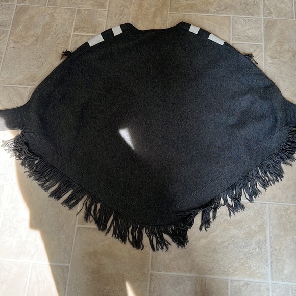 Grey poncho - Picture 4 of 4